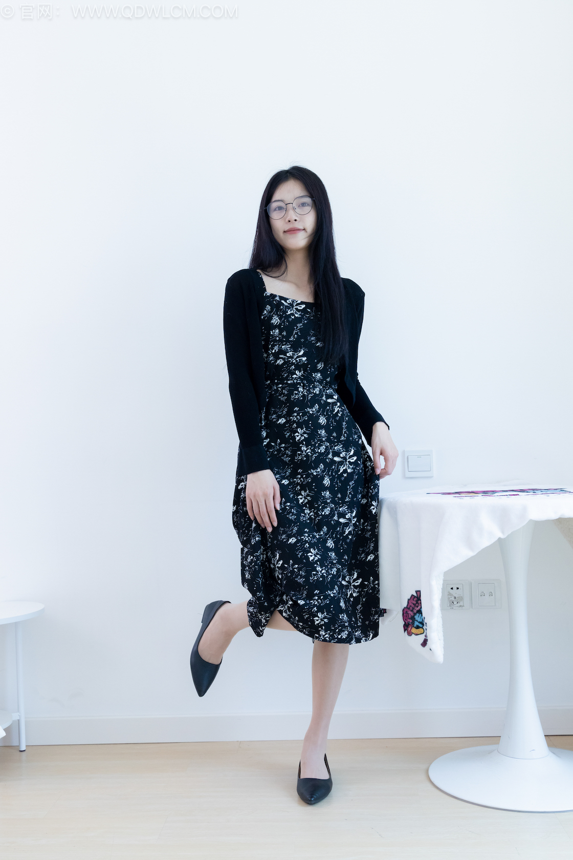 物恋传媒 - NO.2580期 《茯苓》 平底鞋，薄肉丝[脚尖加固款]，裸足，瑜伽动作老头乐挠脚剧情