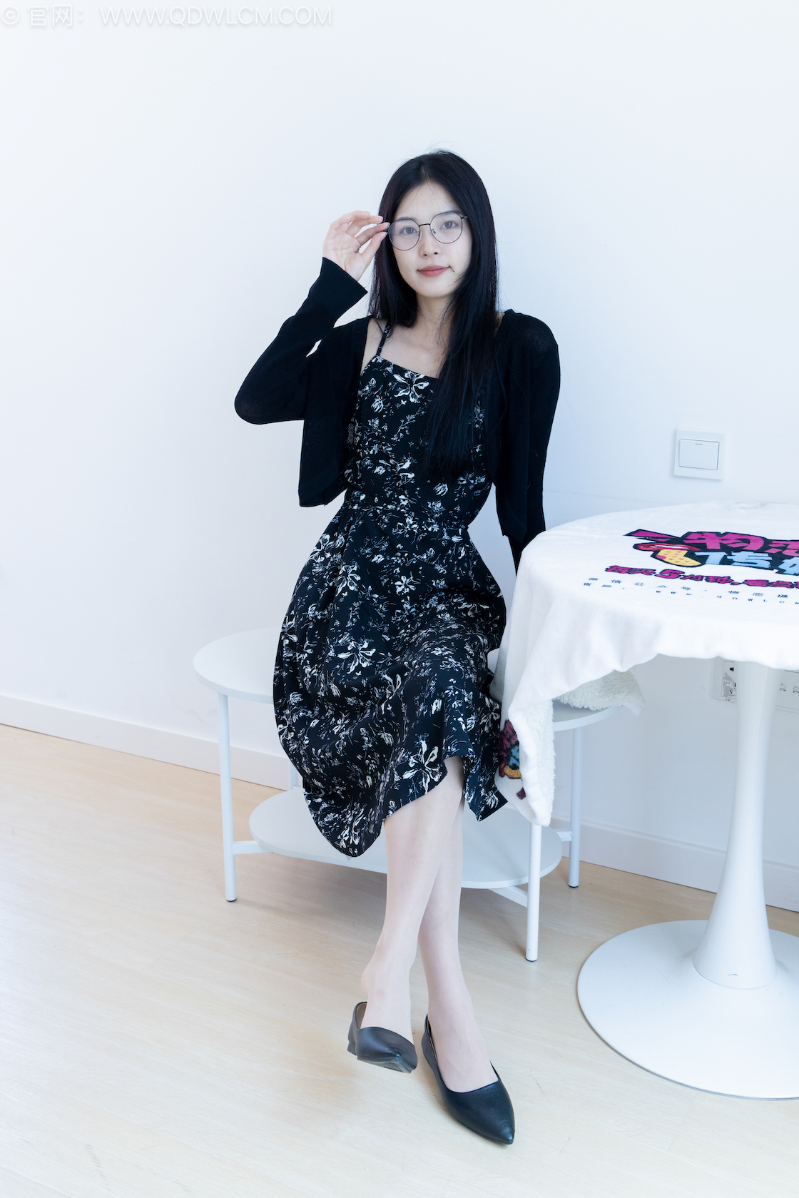 物恋传媒 - NO.2580期 《茯苓》 平底鞋，薄肉丝[脚尖加固款]，裸足，瑜伽动作老头乐挠脚剧情