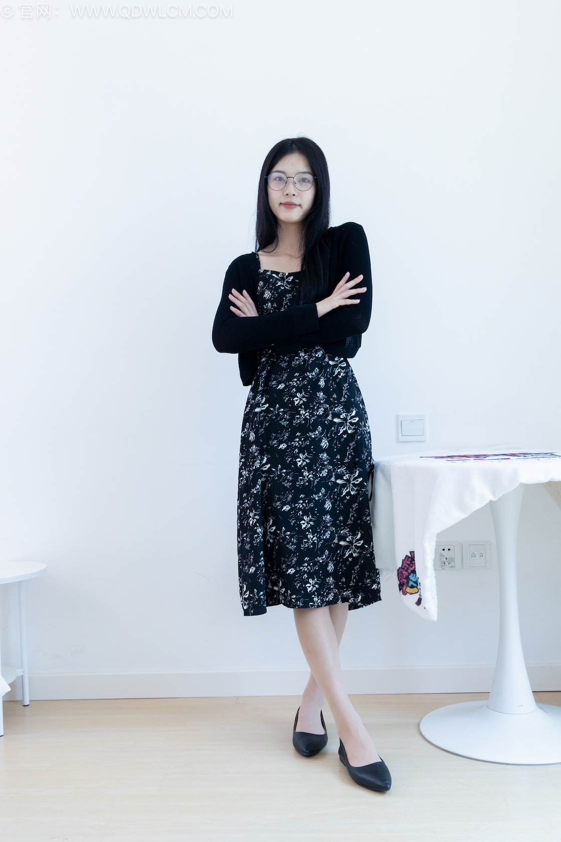 物恋传媒 - NO.2580期 《茯苓》 平底鞋，薄肉丝[脚尖加固款]，裸足，瑜伽动作老头乐挠脚剧情