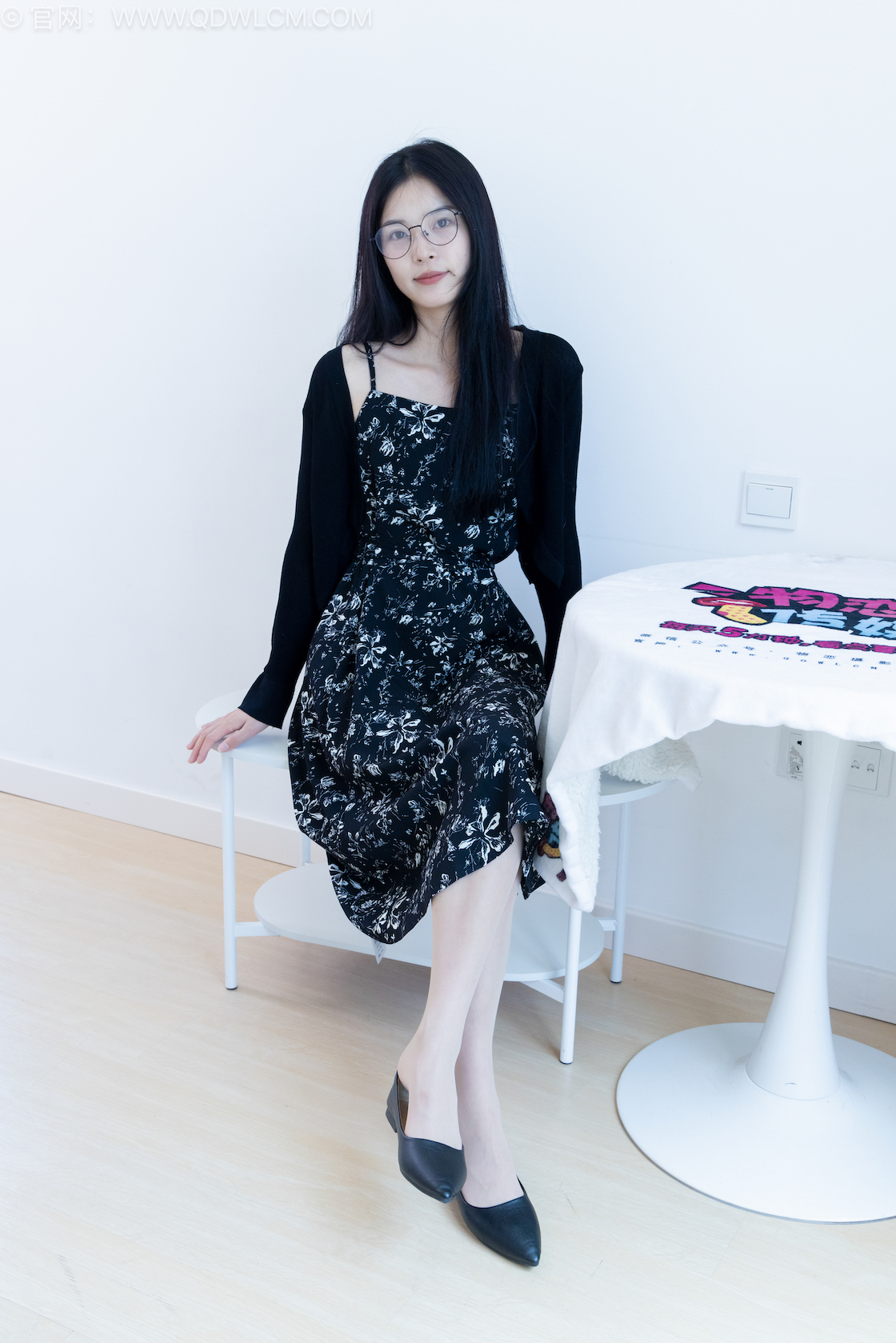 物恋传媒 - NO.2580期 《茯苓》 平底鞋，薄肉丝[脚尖加固款]，裸足，瑜伽动作老头乐挠脚剧情