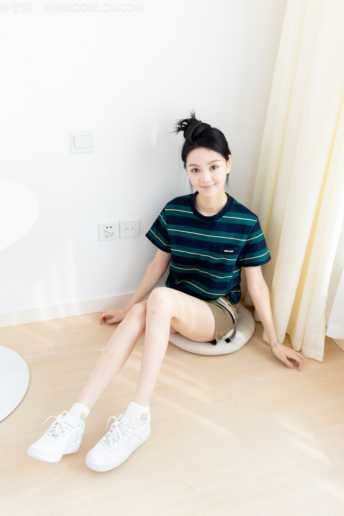 物恋传媒 - NO.2581期 《小熊》 板鞋，白棉袜，裸足，物恋传媒，物恋摄影映画