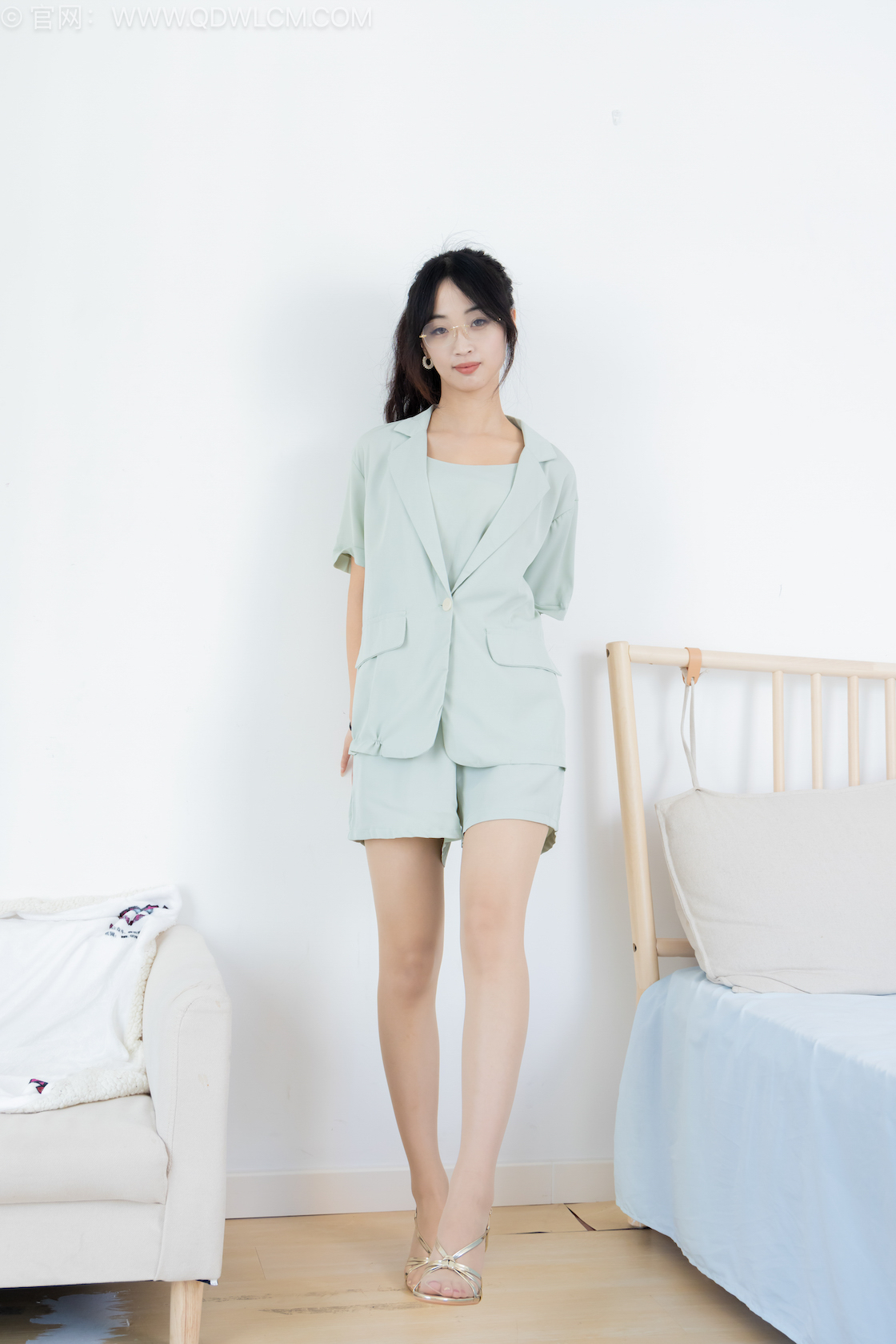 物恋传媒 - NO.2586期 《南南》 三双高跟鞋，薄肉丝[脚尖透明款]，裸足，视频为超近景特写