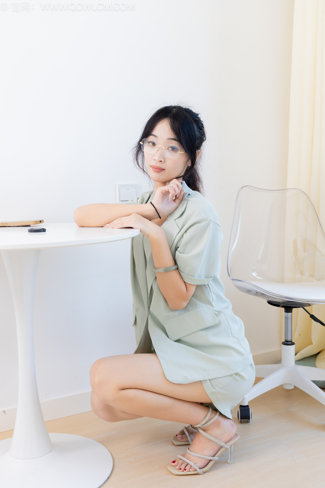 物恋传媒 - NO.2586期 《南南》 三双高跟鞋，薄肉丝[脚尖透明款]，裸足，视频为超近景特写