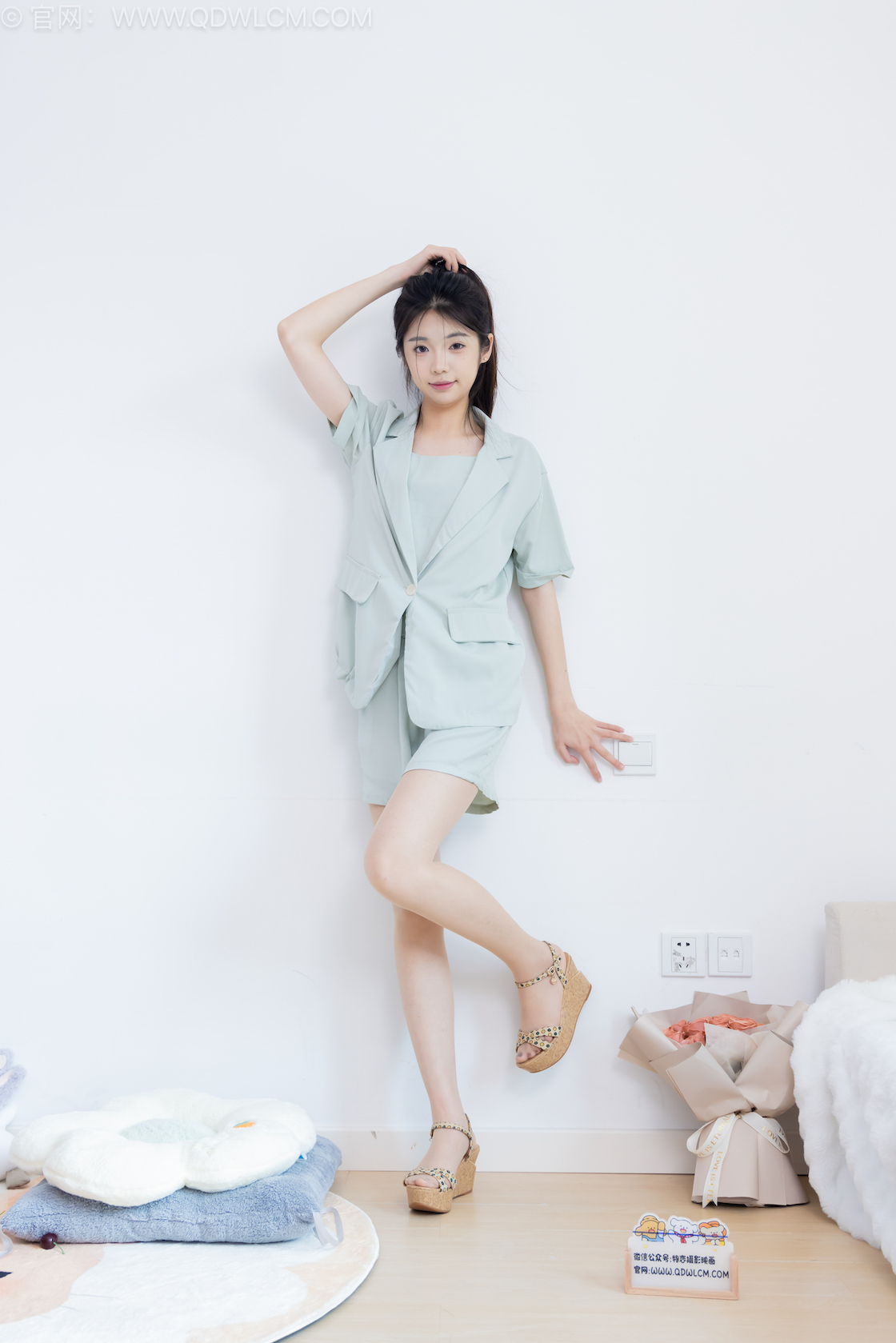 物恋传媒 - NO.2606期 《青提》 三双高跟鞋，薄肉丝[脚尖透明款]，裸足，视频为超近景特写