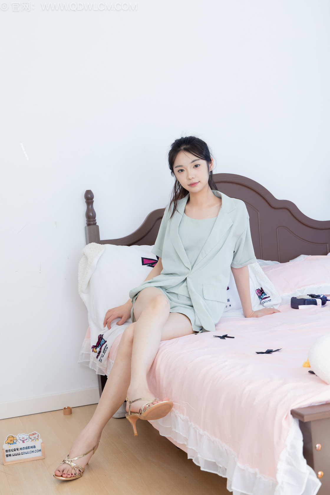 物恋传媒 - NO.2606期 《青提》 三双高跟鞋，薄肉丝[脚尖透明款]，裸足，视频为超近景特写