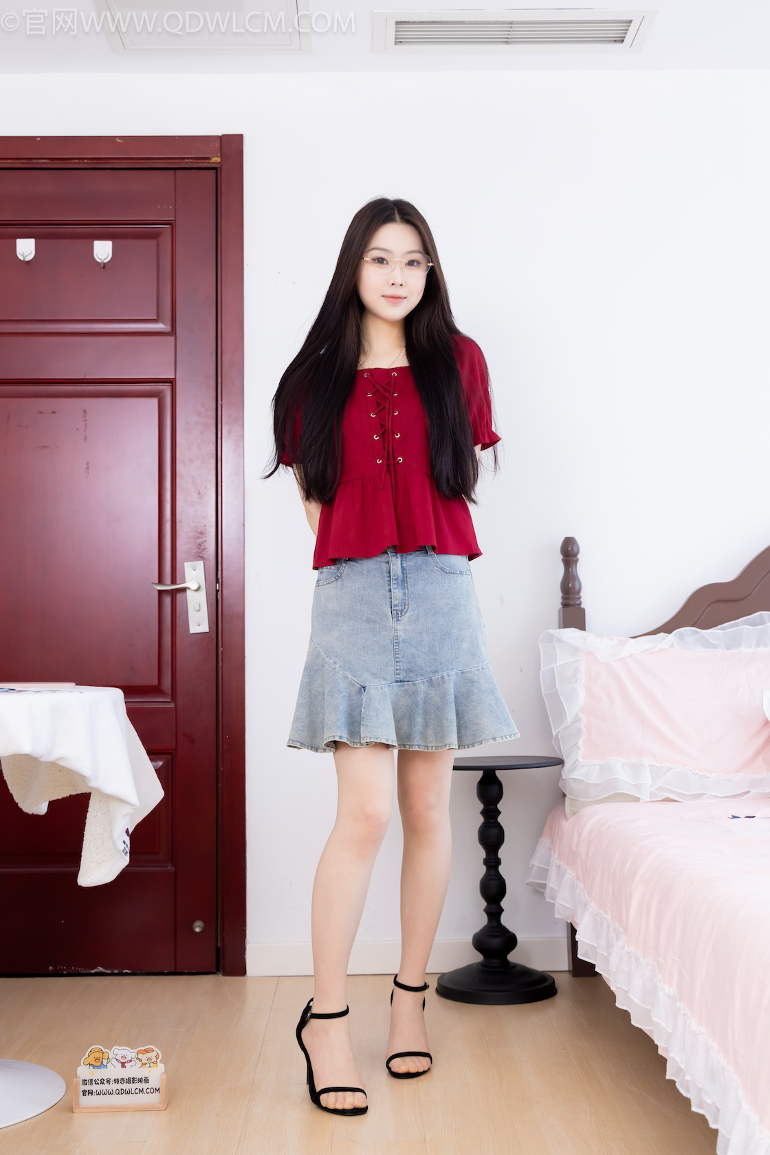 物恋传媒 - NO.2607期 《小羊》 三双高跟凉鞋，薄肉丝[脚尖微加固款]，裸足，视频为超近景特写，物恋传媒摄影