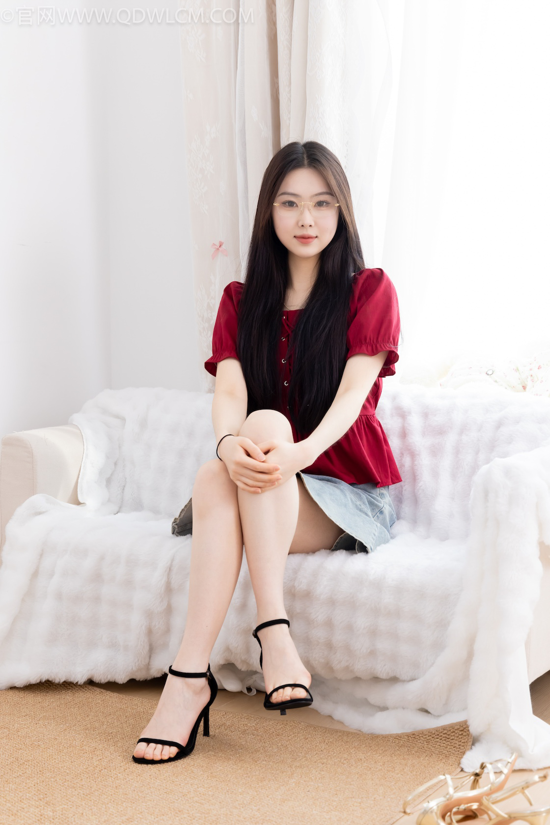 物恋传媒 - NO.2607期 《小羊》 三双高跟凉鞋，薄肉丝[脚尖微加固款]，裸足，视频为超近景特写，物恋传媒摄影