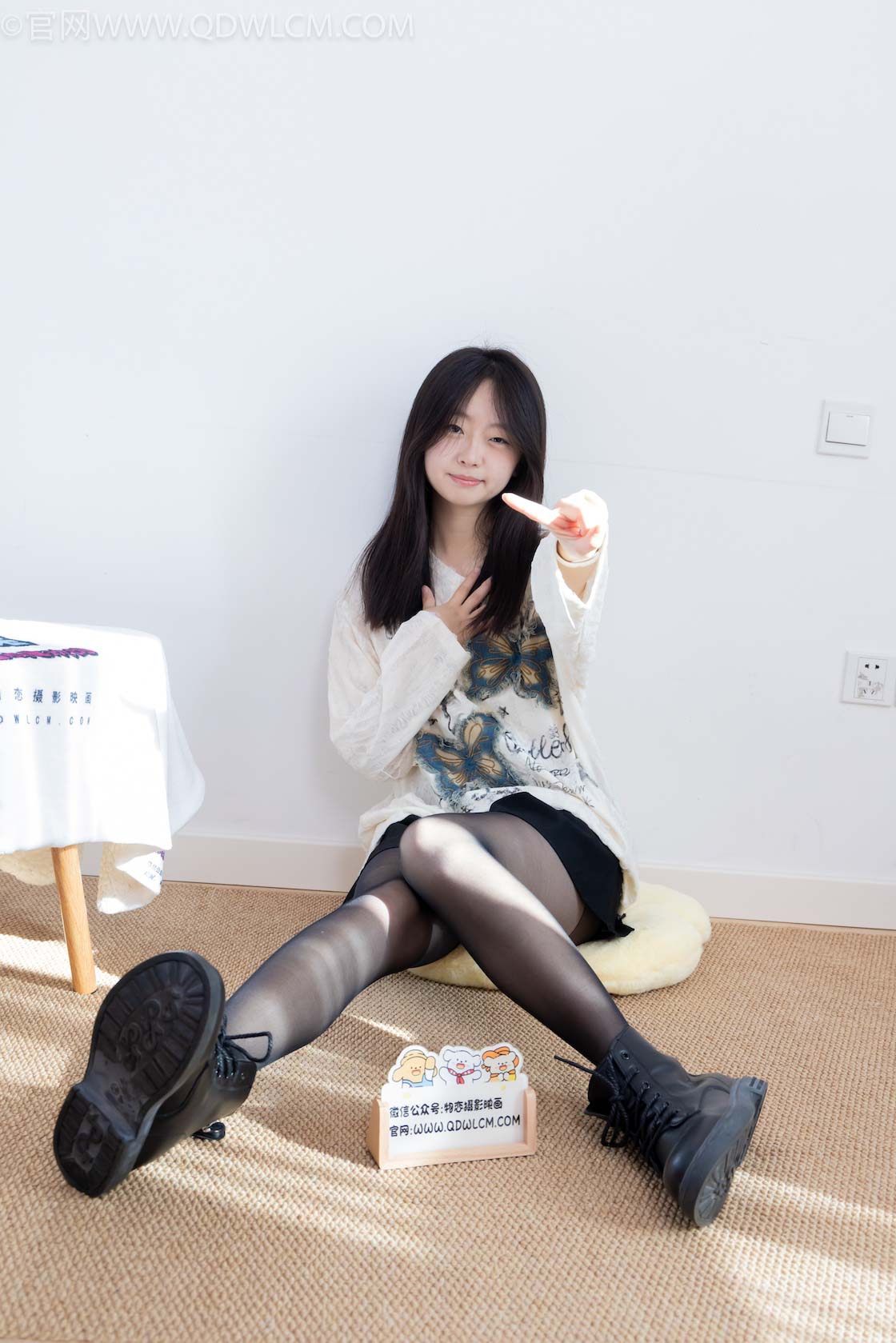 物恋传媒 - NO.2608期 《萌萌》 马丁靴，薄黑丝[脚尖加固款]，物恋传媒摄影作品