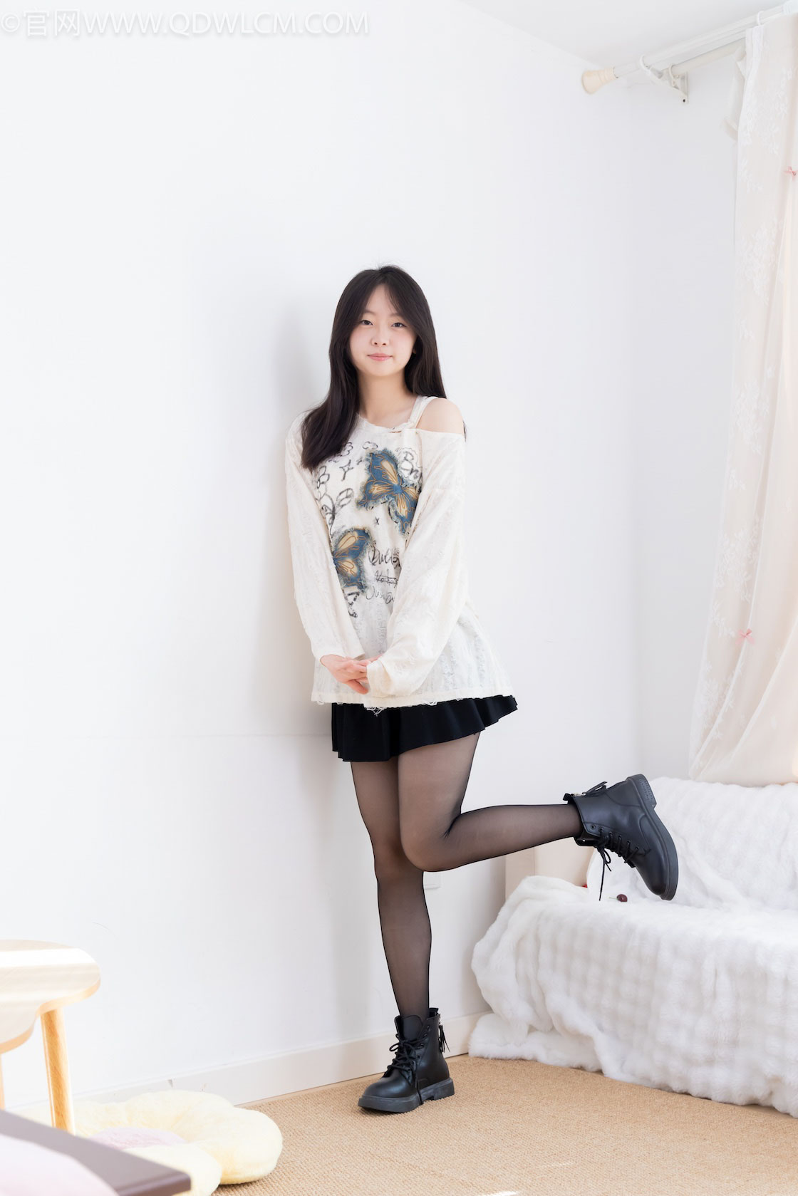 物恋传媒 - NO.2608期 《萌萌》 马丁靴，薄黑丝[脚尖加固款]，物恋传媒摄影作品