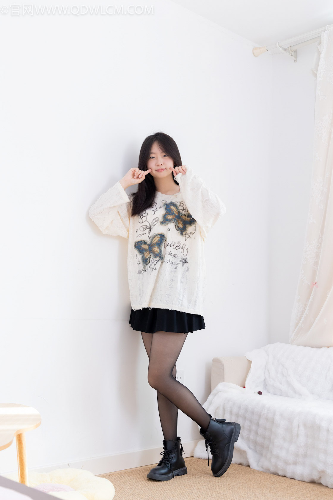 物恋传媒 - NO.2608期 《萌萌》 马丁靴，薄黑丝[脚尖加固款]，物恋传媒摄影作品