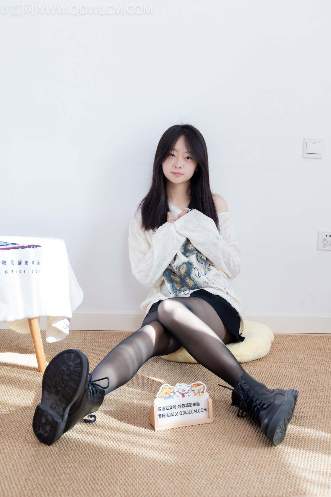 物恋传媒 - NO.2608期 《萌萌》 马丁靴，薄黑丝[脚尖加固款]，物恋传媒摄影作品