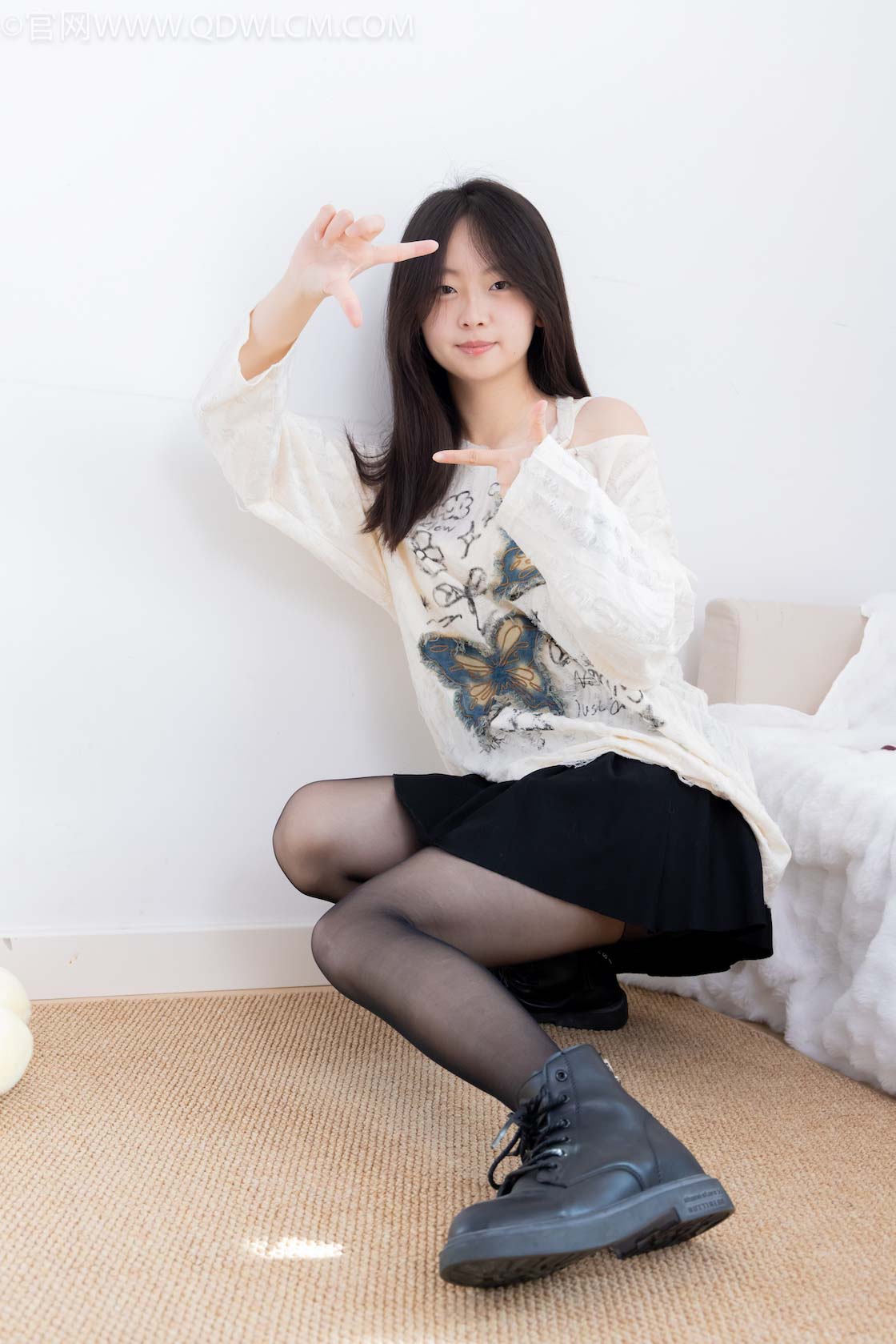 物恋传媒 - NO.2608期 《萌萌》 马丁靴，薄黑丝[脚尖加固款]，物恋传媒摄影作品