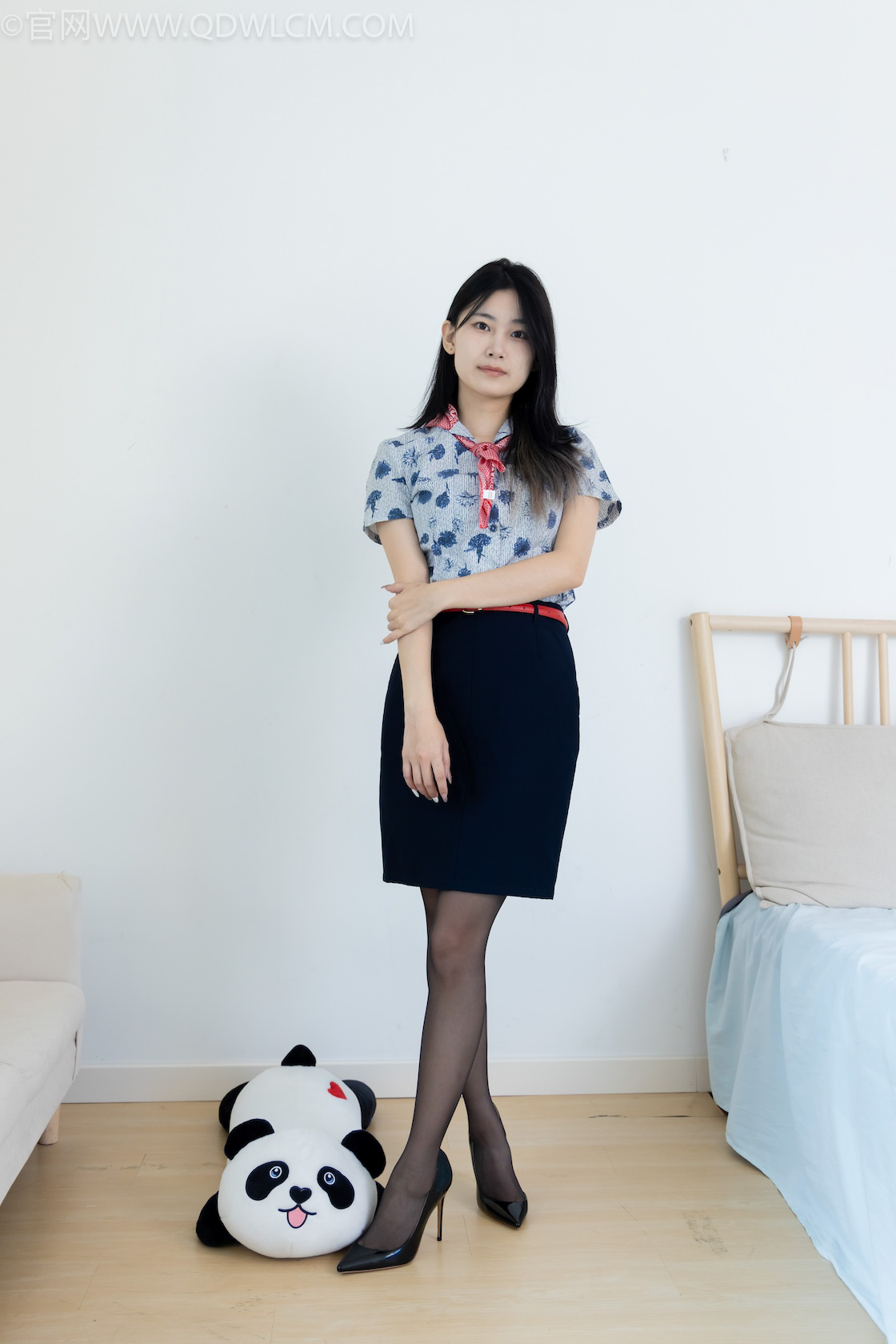 物恋传媒 - NO.2610期 《贝壳》 空姐制服，两双高跟鞋，薄黑丝[脚尖微加固款]，薄肉丝[脚尖微加固款]，物恋