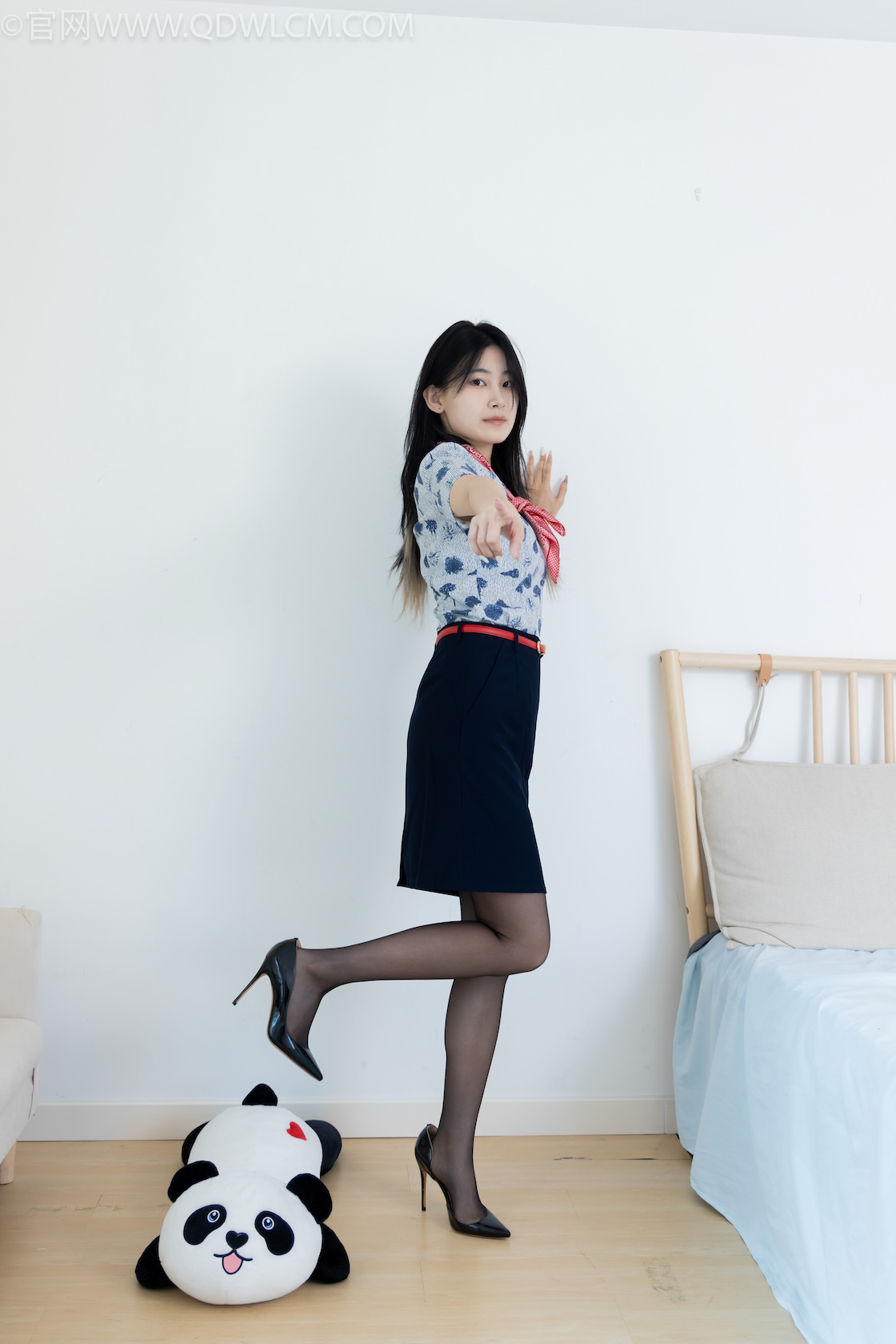 物恋传媒 - NO.2610期 《贝壳》 空姐制服，两双高跟鞋，薄黑丝[脚尖微加固款]，薄肉丝[脚尖微加固款]，物恋