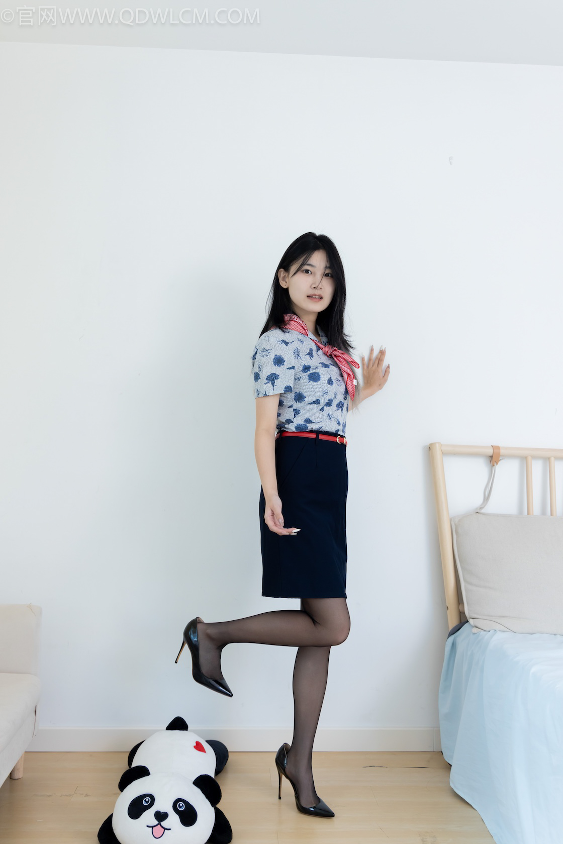 物恋传媒 - NO.2610期 《贝壳》 空姐制服，两双高跟鞋，薄黑丝[脚尖微加固款]，薄肉丝[脚尖微加固款]，物恋