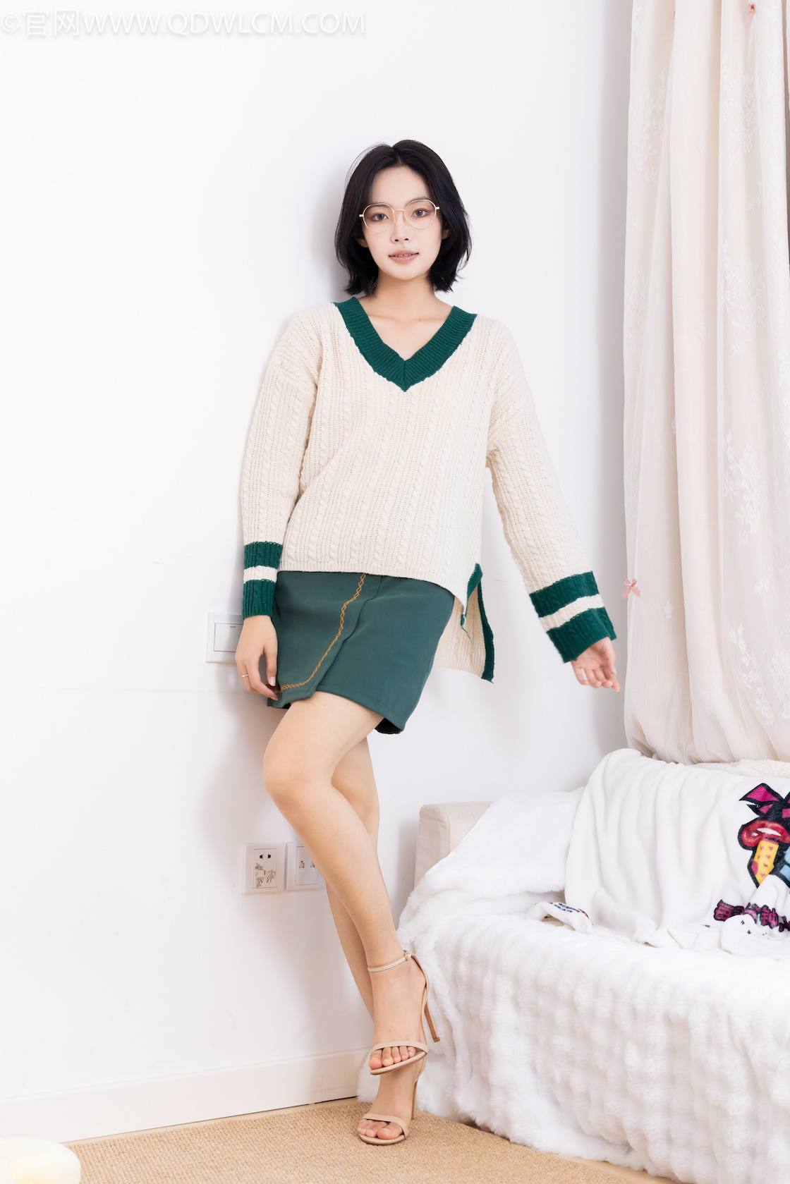 物恋传媒 - NO.2616期 《小爱》 三双高跟凉鞋，薄肉丝[脚尖透明款]，裸足，视频为超近景特写，物恋传媒摄影作