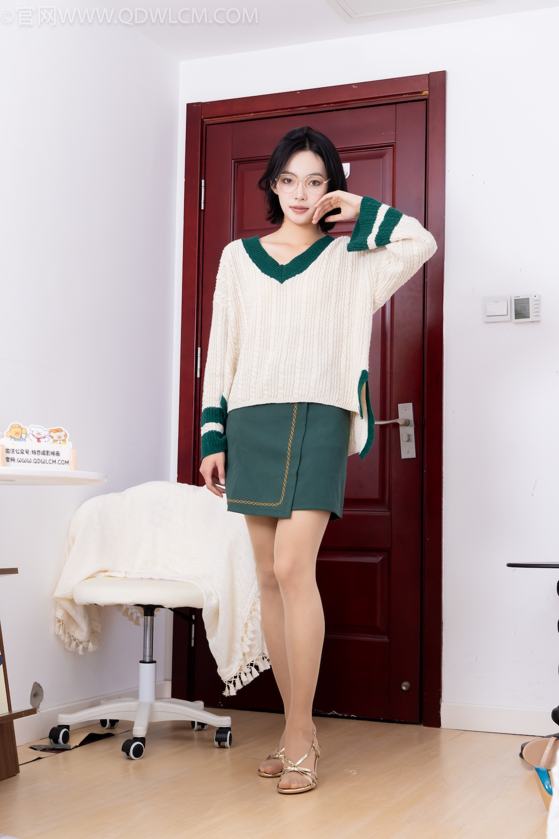 物恋传媒 - NO.2616期 《小爱》 三双高跟凉鞋，薄肉丝[脚尖透明款]，裸足，视频为超近景特写，物恋传媒摄影作