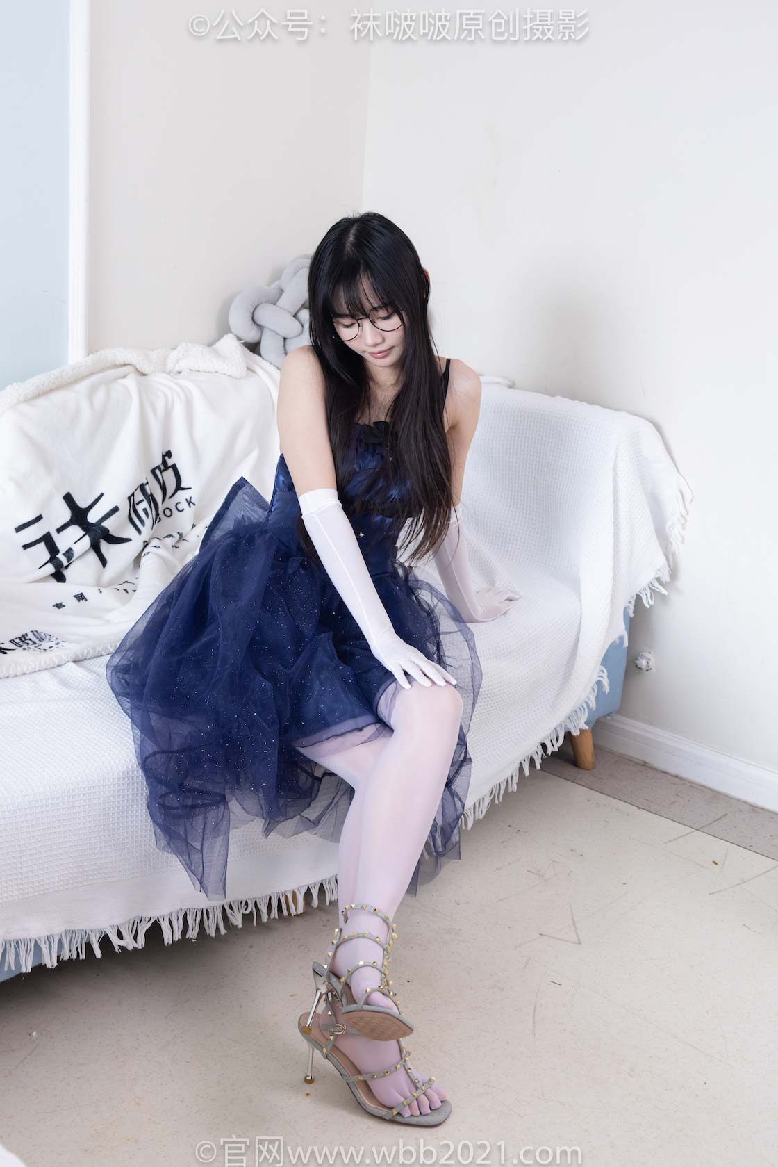 袜啵啵 - NO.583期 《甜甜圈》 两双高跟凉鞋，五指淡紫丝，五指红丝，五指淡粉丝，图片与视频包括瑜伽动作