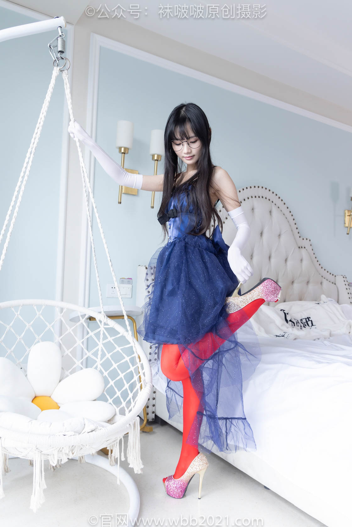 袜啵啵 - NO.583期 《甜甜圈》 两双高跟凉鞋，五指淡紫丝，五指红丝，五指淡粉丝，图片与视频包括瑜伽动作