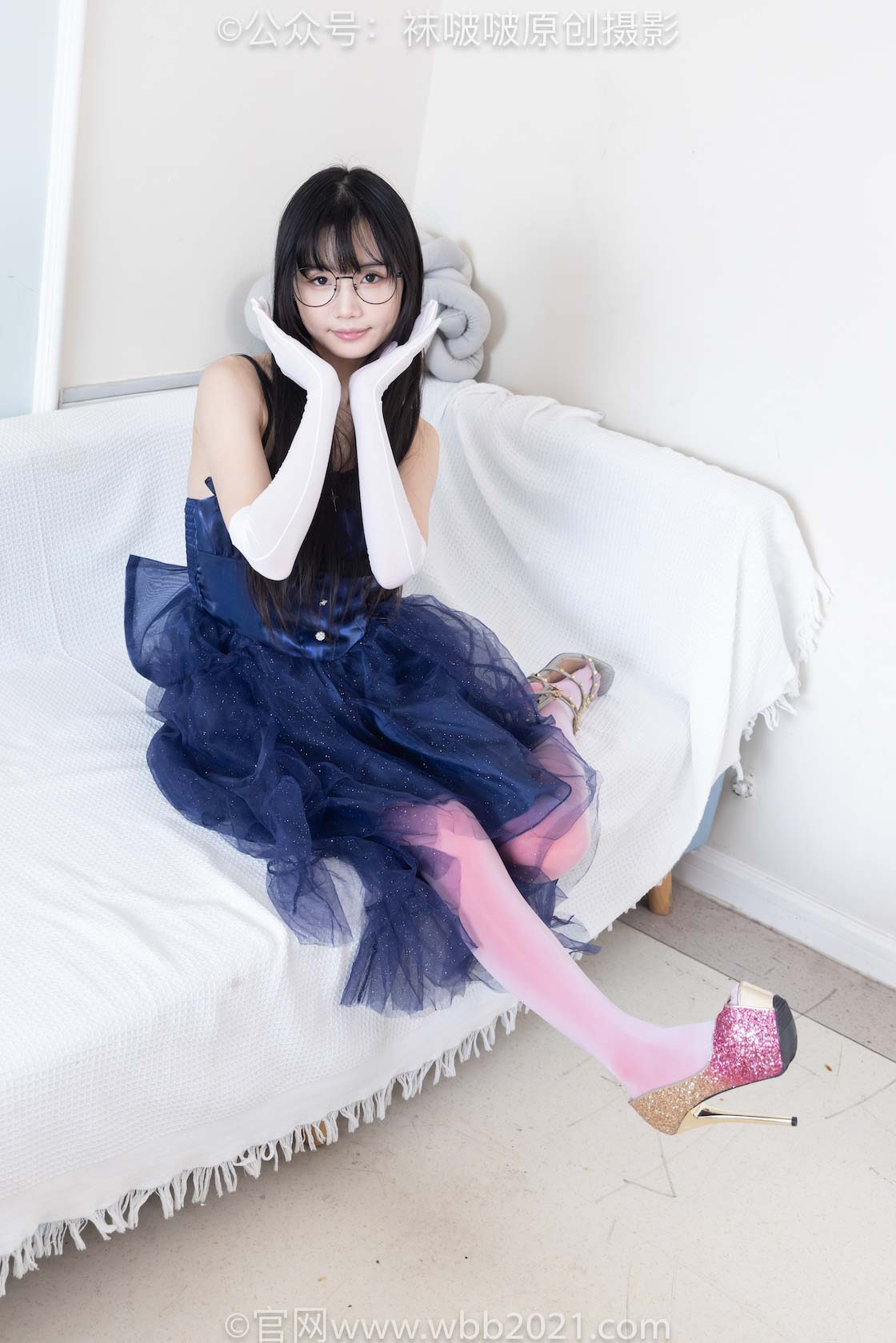 袜啵啵 - NO.583期 《甜甜圈》 两双高跟凉鞋，五指淡紫丝，五指红丝，五指淡粉丝，图片与视频包括瑜伽动作