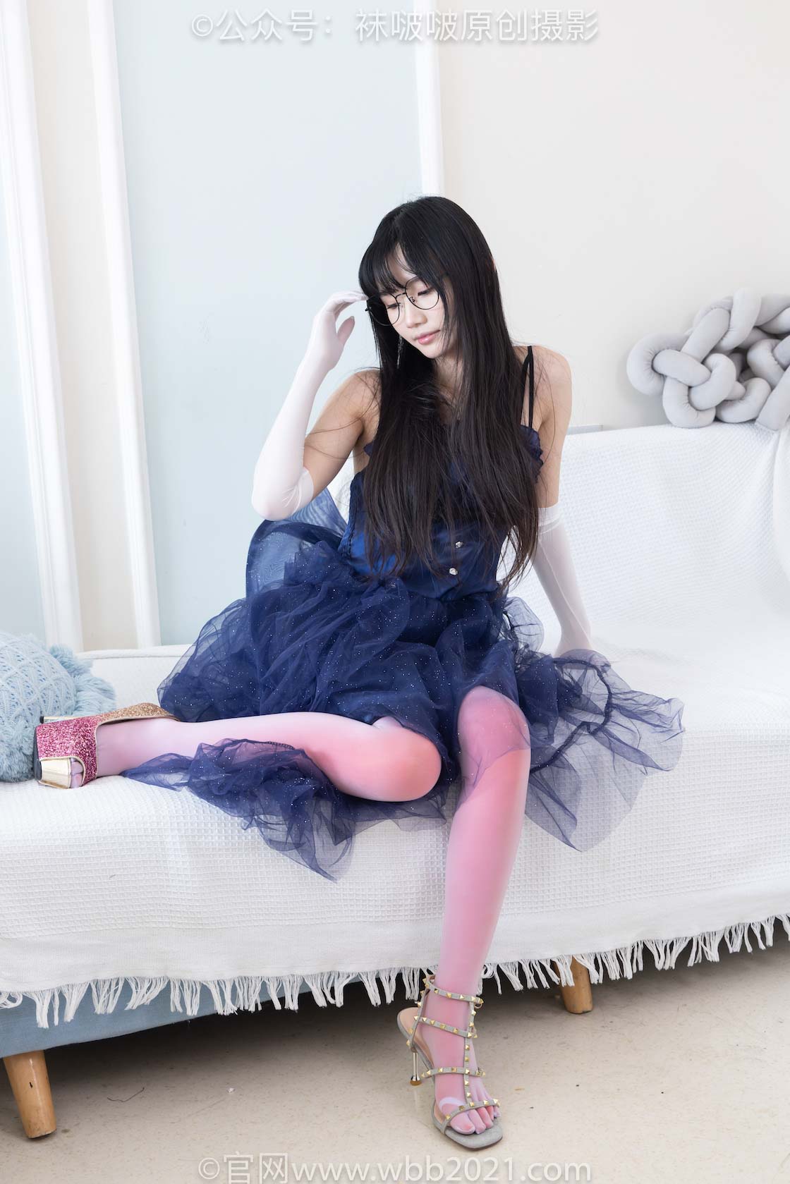 袜啵啵 - NO.583期 《甜甜圈》 两双高跟凉鞋，五指淡紫丝，五指红丝，五指淡粉丝，图片与视频包括瑜伽动作