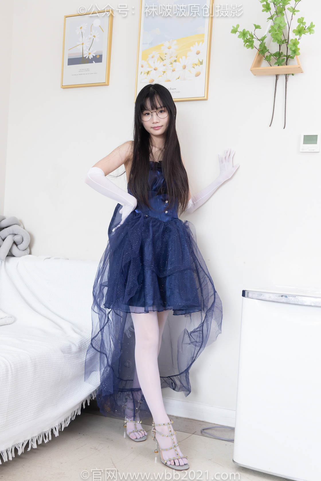 袜啵啵 - NO.583期 《甜甜圈》 两双高跟凉鞋，五指淡紫丝，五指红丝，五指淡粉丝，图片与视频包括瑜伽动作