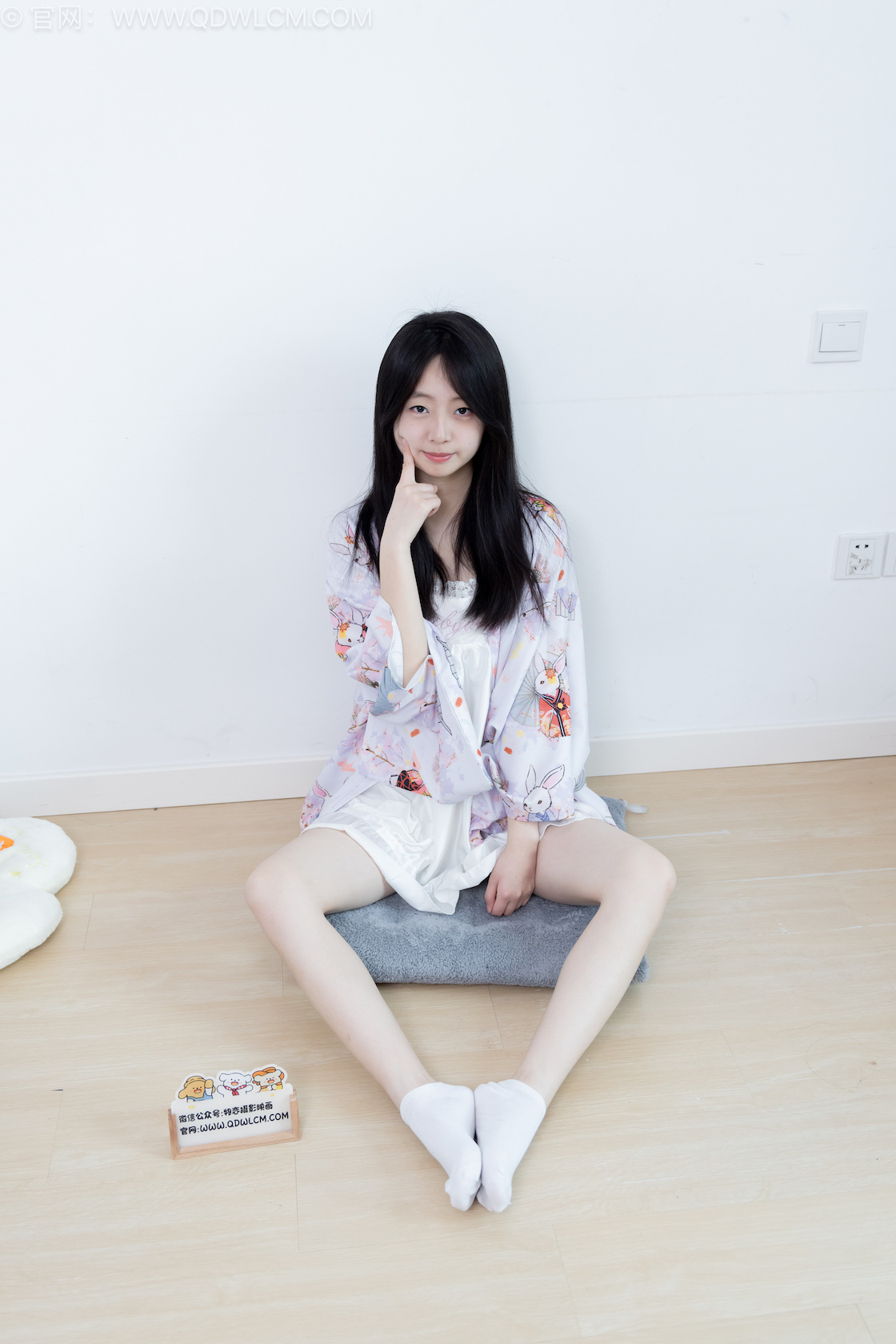 物恋传媒 - NO.2715期 《萌萌》 木屐[仅图片]，薄黑丝[脚尖加固款]，纯白棉袜[短款]