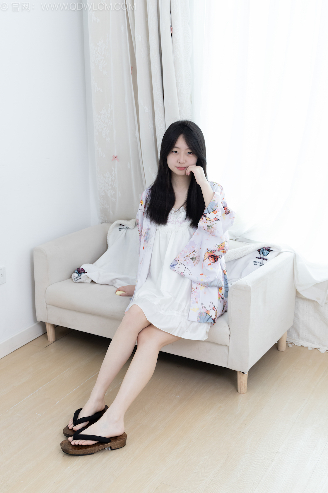 物恋传媒 - NO.2715期 《萌萌》 木屐[仅图片]，薄黑丝[脚尖加固款]，纯白棉袜[短款]