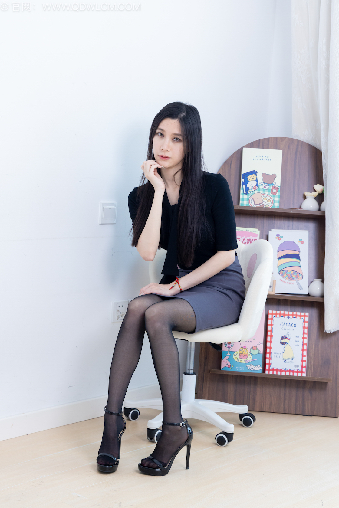 物恋传媒 - NO.2867期 《小依》 高跟鞋，薄黑丝[脚尖加固款]，ol制服，物恋传媒,物恋摄影映画