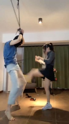 直播视频 《宝爷》吊绑小白鞋重度踢踹 [46分25秒]