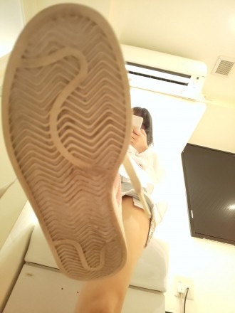日韩调教 日本变态老伯喜欢被女生踩脸，喜欢让女生在脸上狠踩留下印记 [48分56秒]