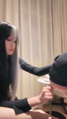直播视频 《爆爆》双奴争宠-跪舔长靴/抽耳光/踩踏胯下辱 [48分56秒]