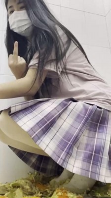 crush A52 - 萌妹子lo鞋白袜踩水果 [11分36秒]