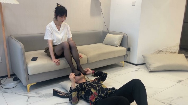 黑丝诱惑 《黑丝诱惑》素人篇：某公司前台琳琳虐乳钻胯舔脏鞋 [48分56秒]