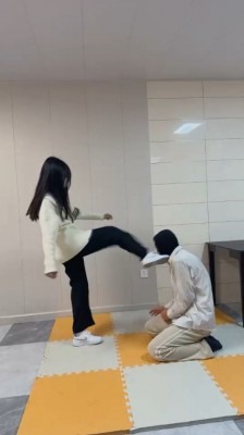 直播视频 《精神小妹》素人学生主-小白鞋重度踢踹跳踩 [48分56秒]