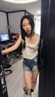 直播视频 《第一视角》腹黑美少女西怡无底线羞辱合集3（重口） [9分46秒]