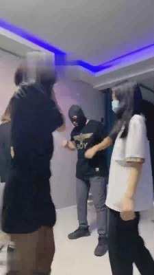 直播视频 《精神小妹》被一群女生踢打 [42分17秒]