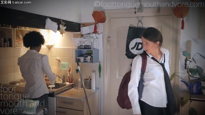 欧美调教 女女-谁才是这个家的女主人？女主下班后的任务就是给家里的保姆当狗舔脚！ [30分19秒]
