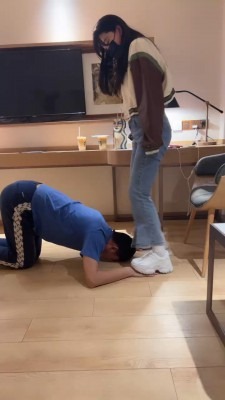 直播视频 《槿一》女神小白鞋白棉袜碾压踩踏《双视角版》 [48分56秒]