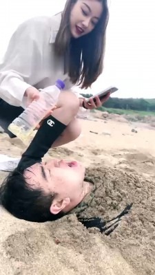 直播视频 《宸宸》海滩沙子活埋窒息/强制圣水 [32分35秒]