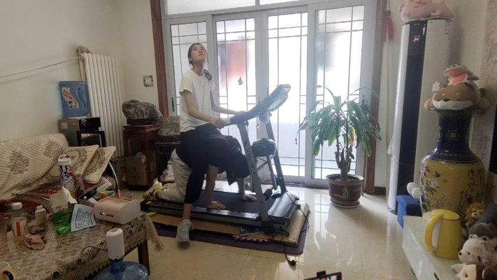 00后校园原创 《00后校园精品原创》1米77的美女模特跑步机骑马在m身上跳踩跑步 [9分46秒]
