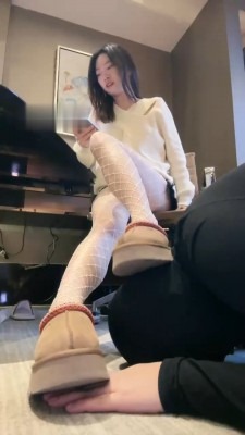 直播视频 《jenn》闻舔棉鞋白丝袜/踢踹/骑马转胯/踩踏 [48分56秒]