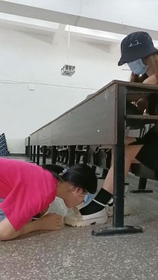 直播视频 《爱可呀》教室大冒险-女慕随机清理素人鞋子 [30分19秒]