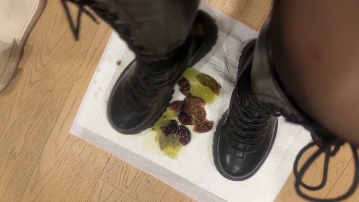 黑丝诱惑 《黑丝诱惑》沐沐女主黑丝长靴小白鞋踩踏食物喂狗狗吃 [11分36秒]
