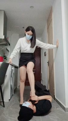 直播视频 《梵高》开发白领S-高跟踩踏/闻舔臭脚/转胯狗爬《双视角版》 [30分19秒]