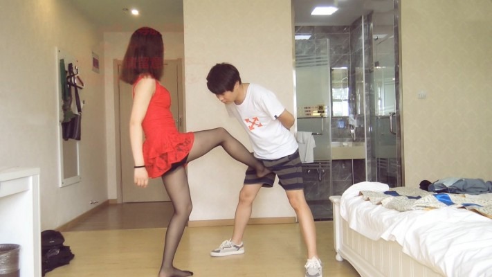 女王女主 来自红裙小姐姐的黑丝脚疼爱 [17分26秒]