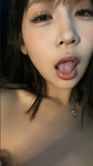 《录屏》一对一，超清纯美女极致反差裸聊特写，馒头穴足控必备，红绿灯寸止帮撸。《2V1.34G 百度 》 [-]