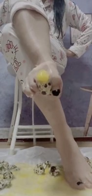 crush 隔壁小猫光脚夹碎鹌鹑蛋 [9分43秒]