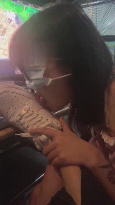 直播视频 《安若》网吧女奴舔脏鞋臭袜 [35分22秒]