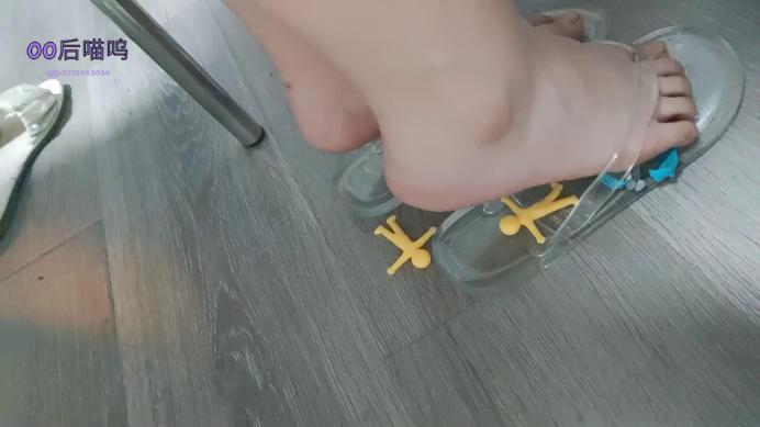 00后喵呜 《00后喵呜》踩着小人玩游戏生气了直接无情坐下降屁 [21分24秒]